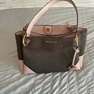 This is a brand new Michael Kors Nicole shoulder tote. Powder Blush and brown.